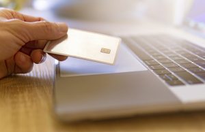 Yapay Zeka E-Ticaretin Geleceğini Şekillendiriyor Yapay Zeka E-Ticaretin Geleceğini Şekillendiriyor